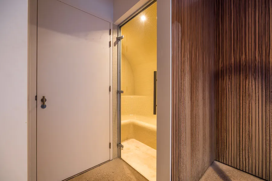 Exquisite Villa On The Lake