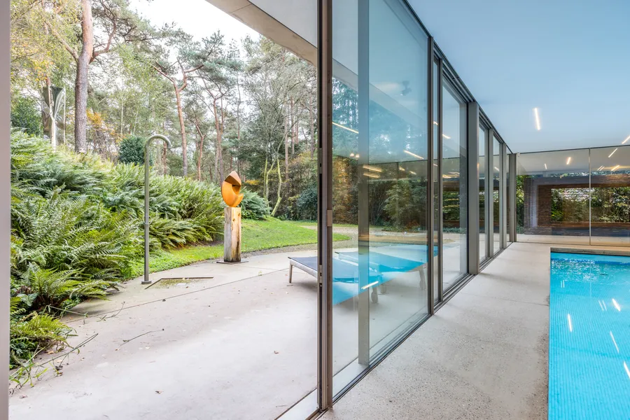 Exquisite Villa On The Lake