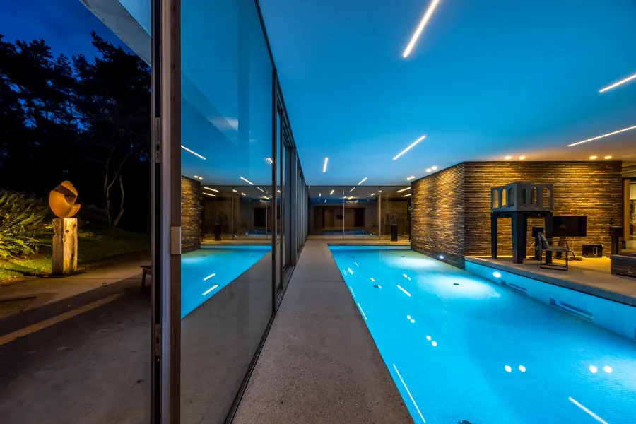 Exquisite Villa On The Lake