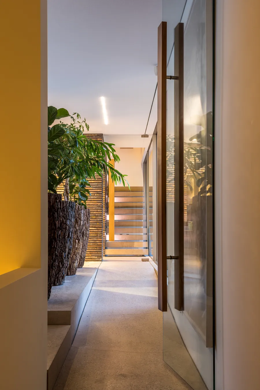 Exquisite Villa On The Lake