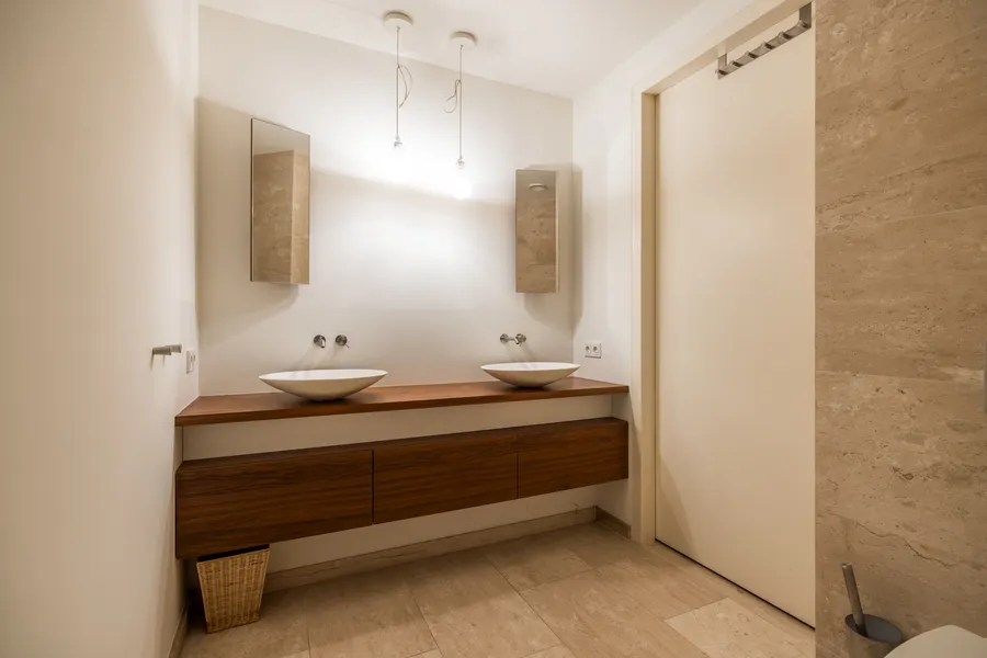 Exquisite Villa On The Lake