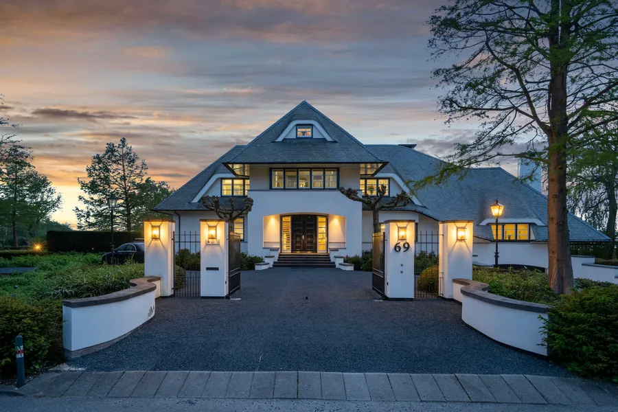 Exquisite Villa On The Lake