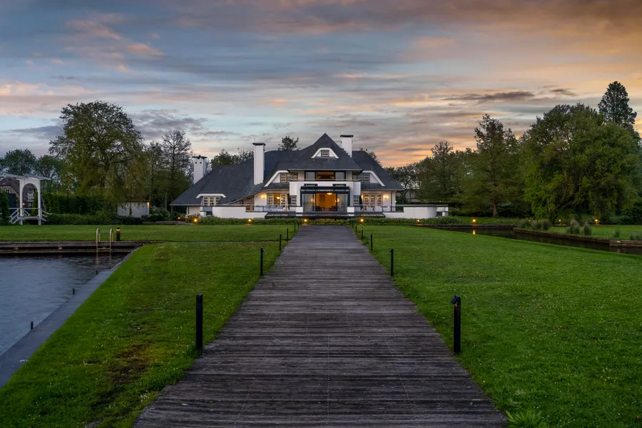 Exquisite Villa On The Lake