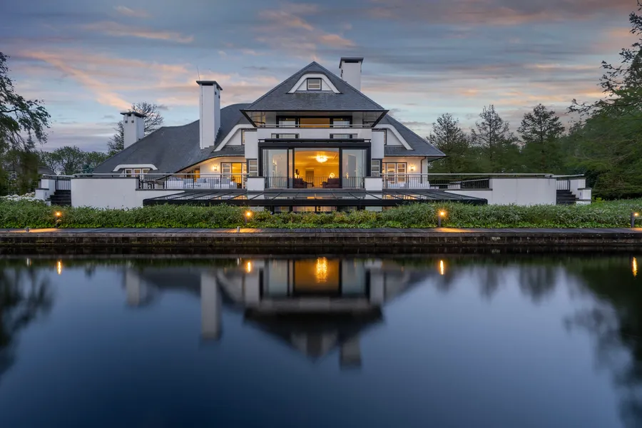 Exquisite Villa On The Lake