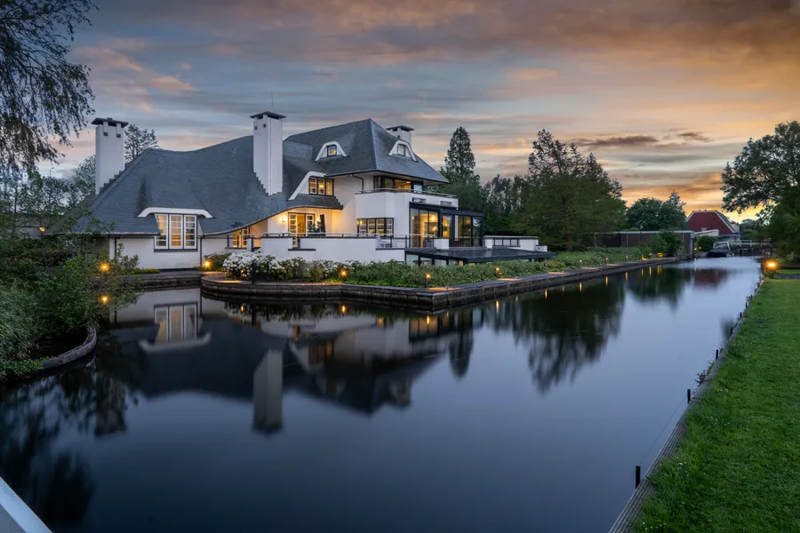 Exquisite Villa On The Lake