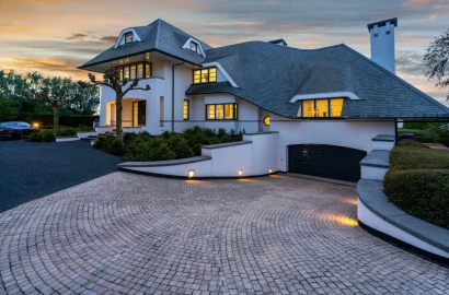 Exquisite Villa On The Lake