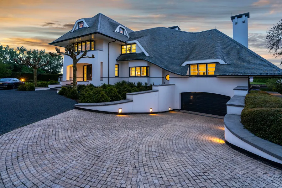 Exquisite Villa On The Lake