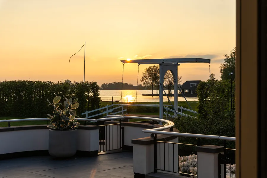 Exquisite Villa On The Lake