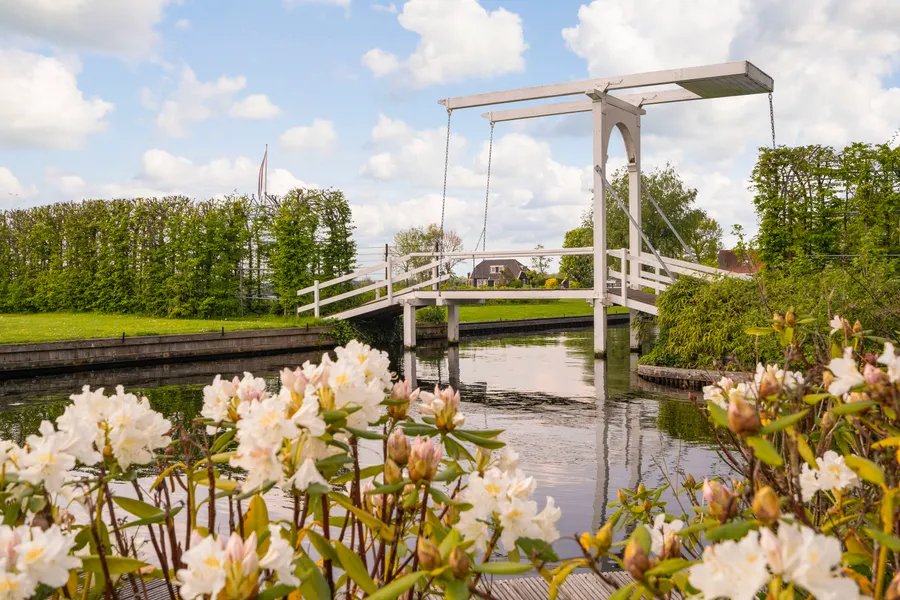 Exquisite Villa On The Lake