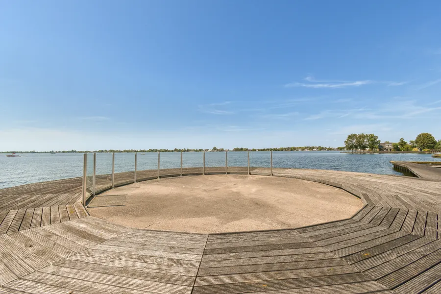 Exquisite Villa On The Lake