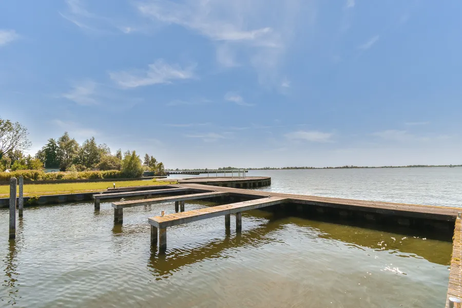 Exquisite Villa On The Lake