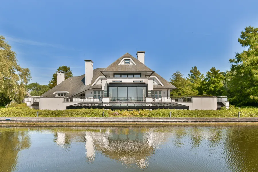 Exquisite Villa On The Lake