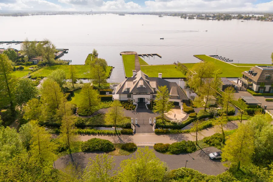 Exquisite Villa On The Lake