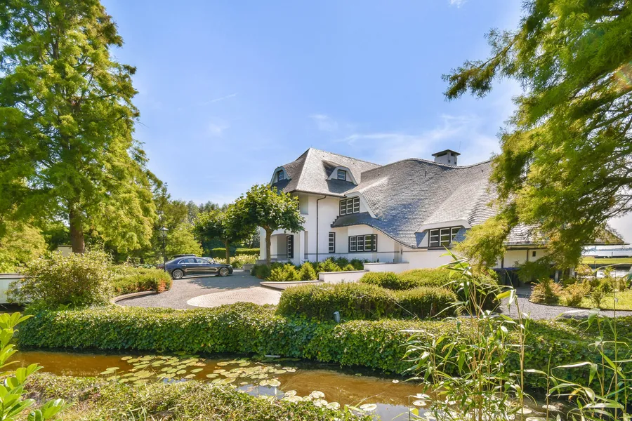 Exquisite Villa On The Lake