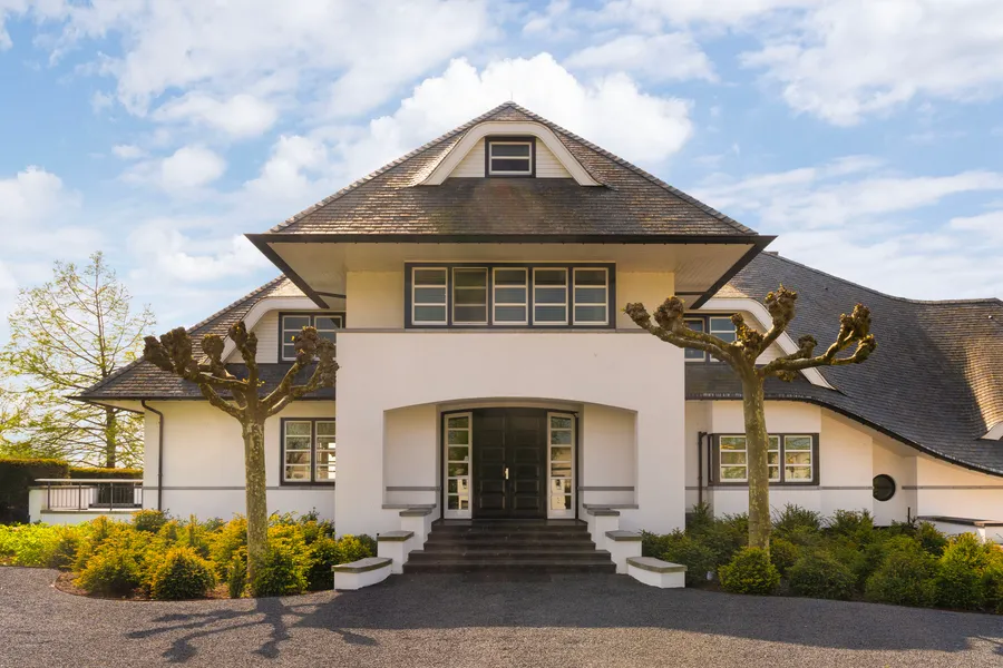 Exquisite Villa On The Lake