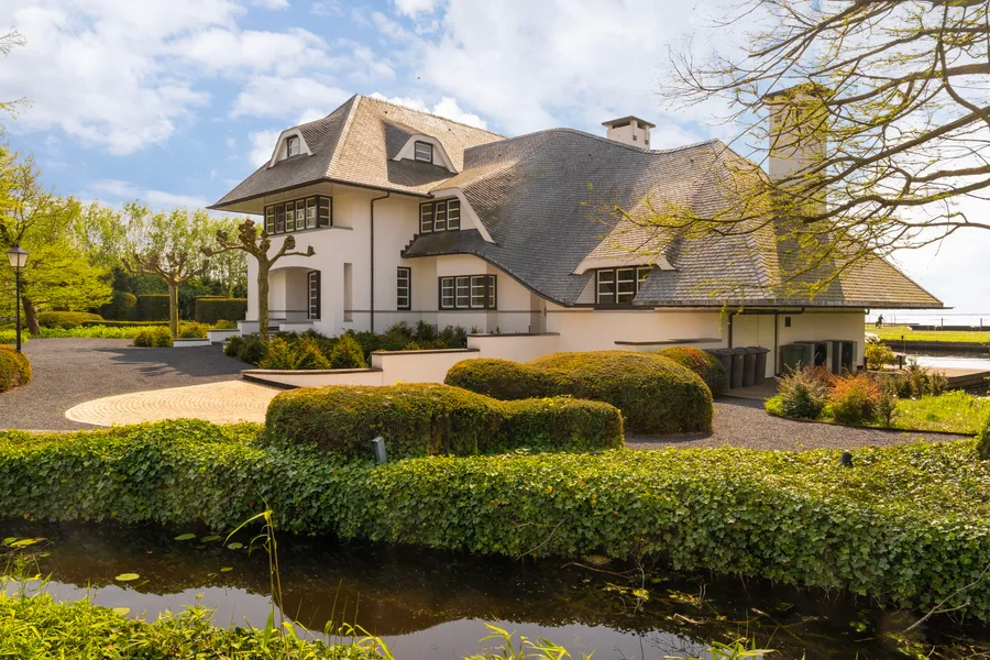 Exquisite Villa On The Lake