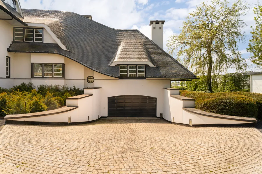 Exquisite Villa On The Lake