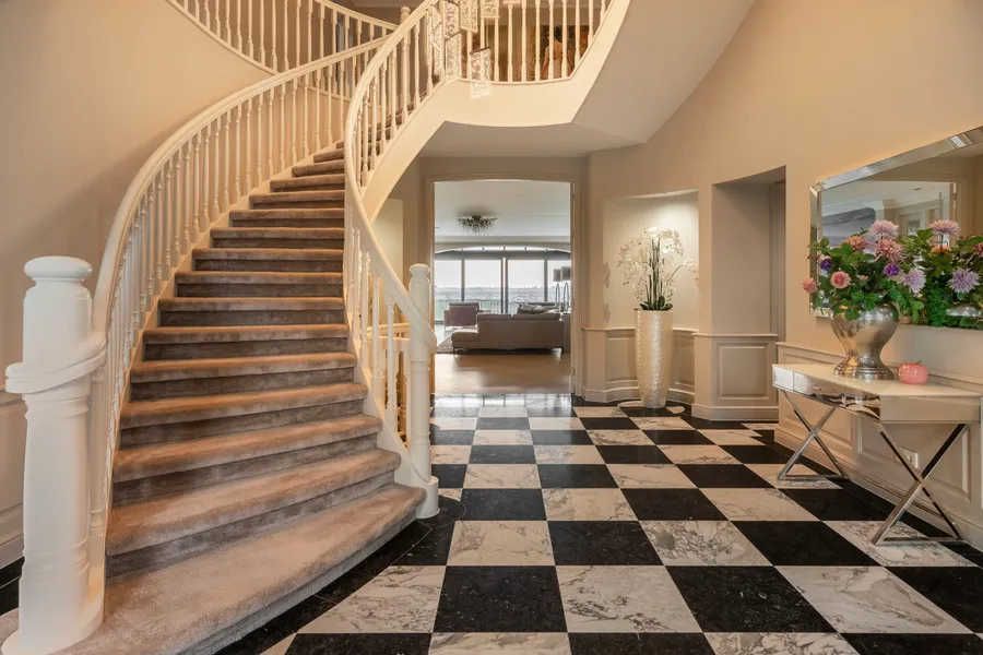 Exquisite Villa On The Lake