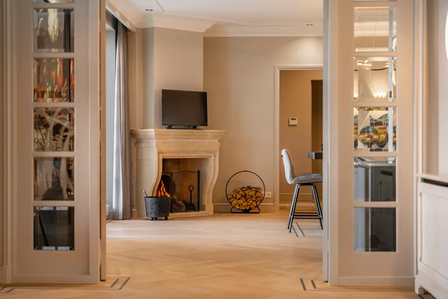 Exquisite Villa On The Lake