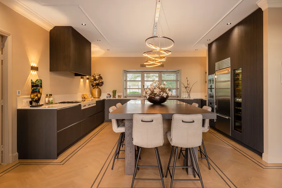 Exquisite Villa On The Lake