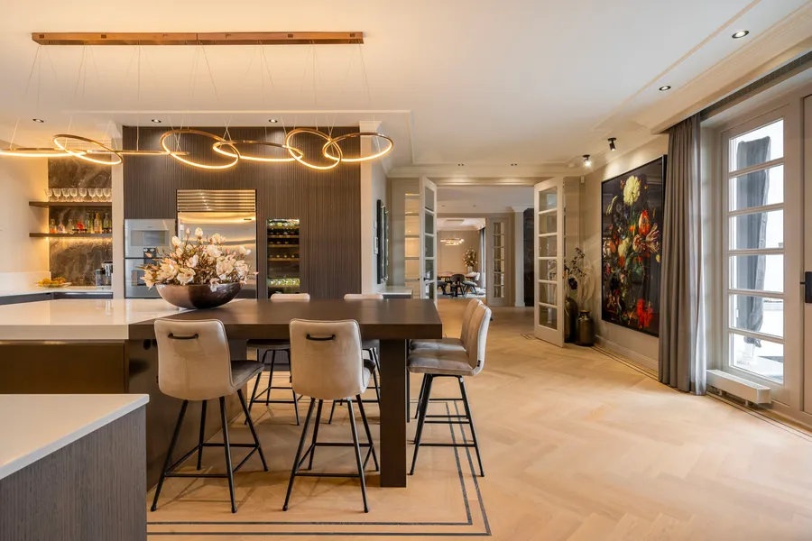 Exquisite Villa On The Lake